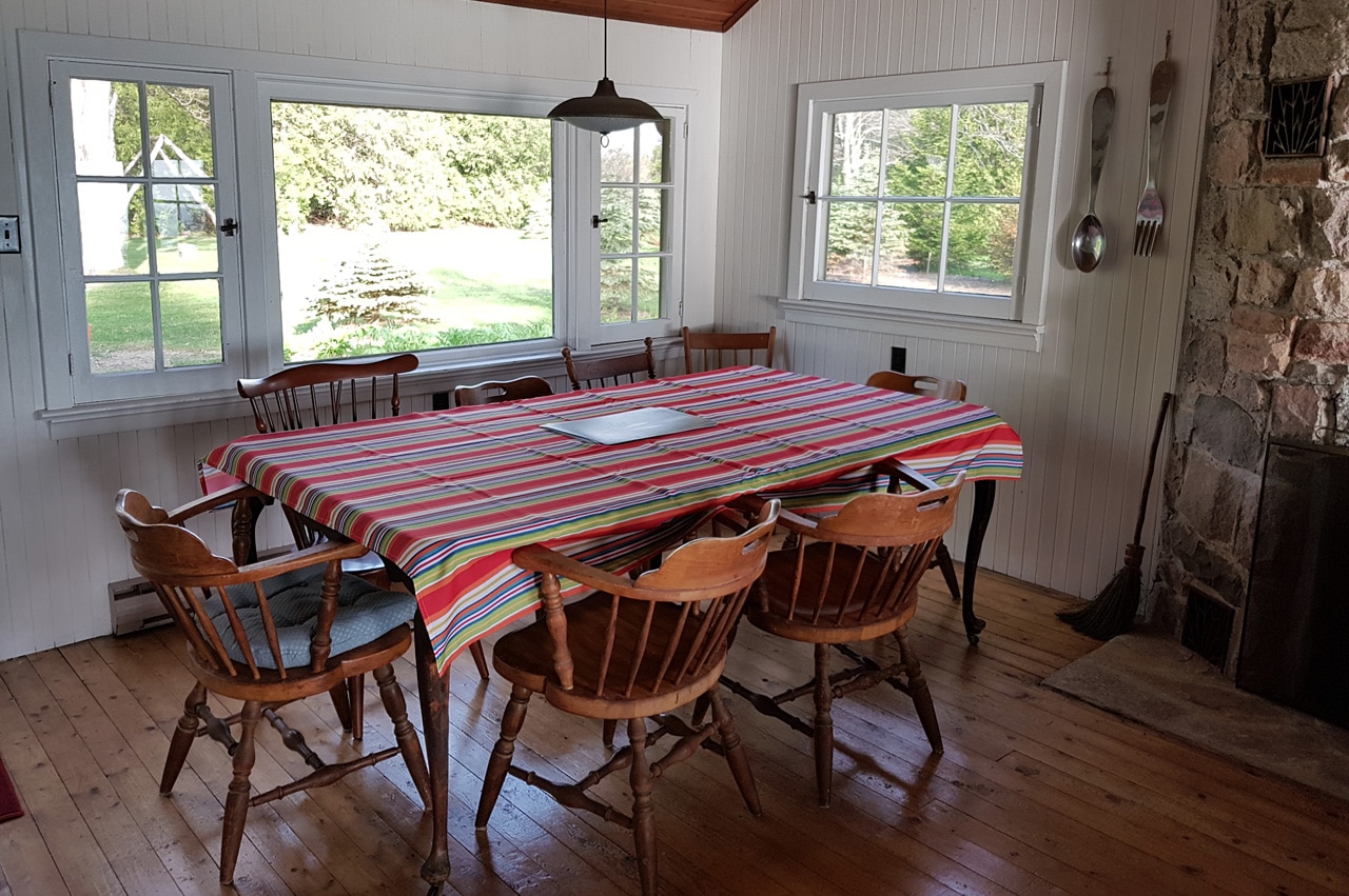 Sandpiper Cottage - Dining room with view to front of cottage